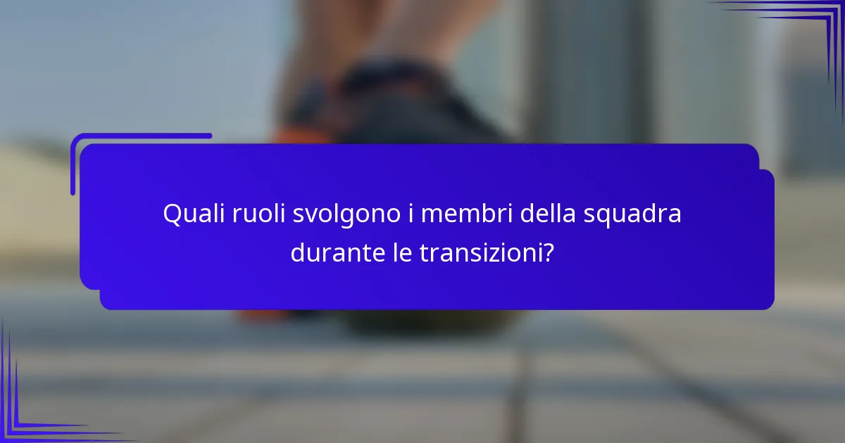 Quali ruoli svolgono i membri della squadra durante le transizioni?